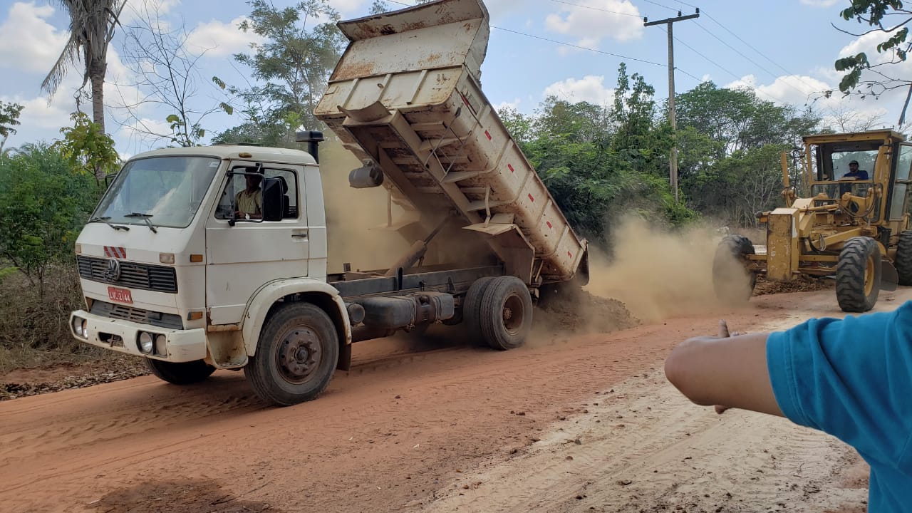 Prefeito João Luiz intensifica melhorias nas estradas do município  - Imagem 3