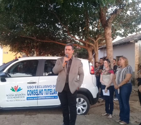 Prefeito Manoel Lázaro entrega veículo para o Conselho Tutelar