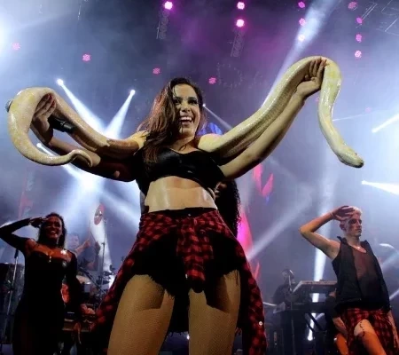 Confira quatro momentos de Anitta com as cobras