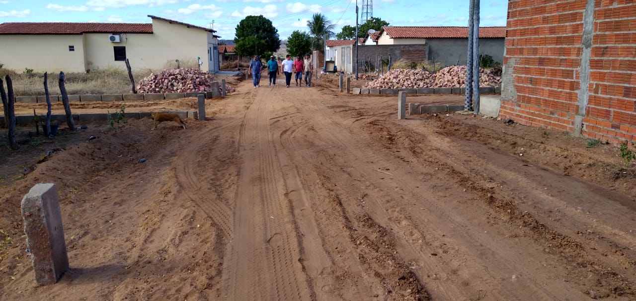 Prefeito dá início a mais uma obra de calçamento em Santo Inácio  - Imagem 18