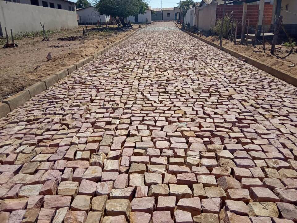 Prefeito dá início a mais uma obra de calçamento em Santo Inácio  - Imagem 4