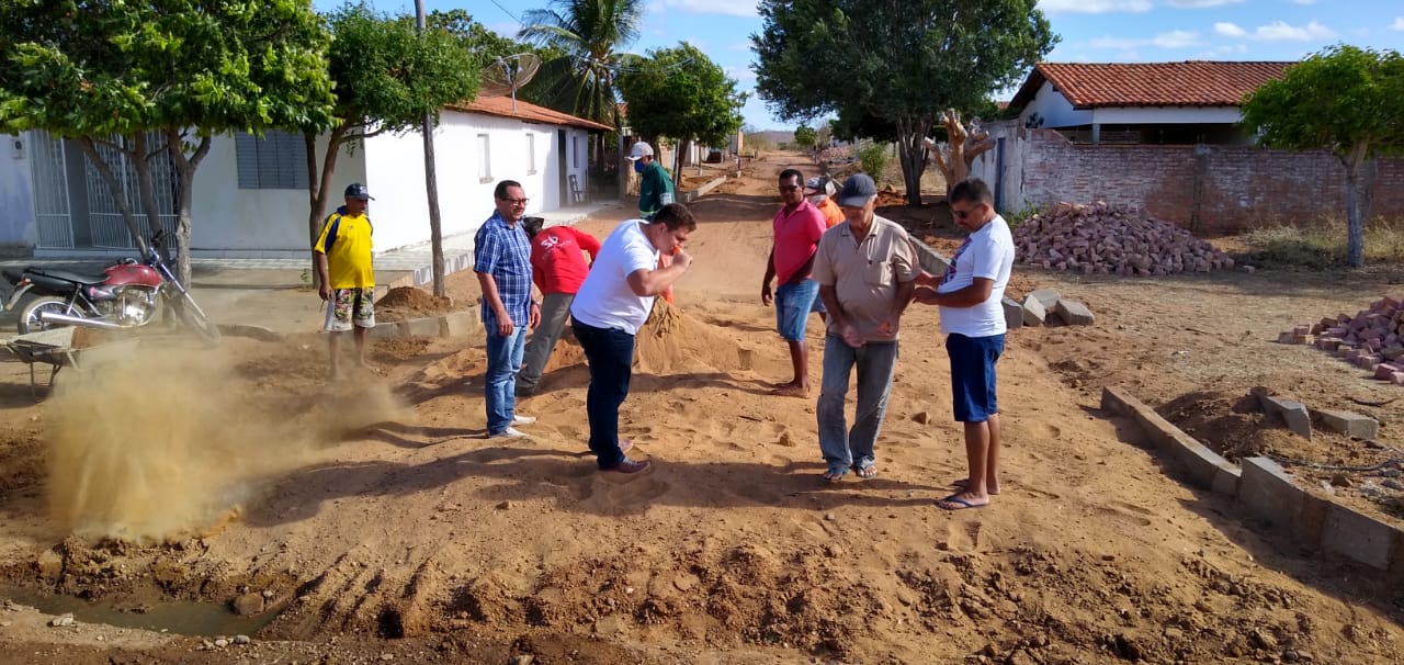 Prefeito dá início a mais uma obra de calçamento em Santo Inácio  - Imagem 22