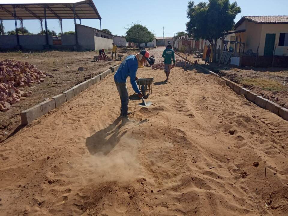 Prefeito dá início a mais uma obra de calçamento em Santo Inácio  - Imagem 2