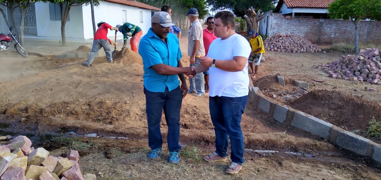 Prefeito dá início a mais uma obra de calçamento em Santo Inácio  - Imagem 20