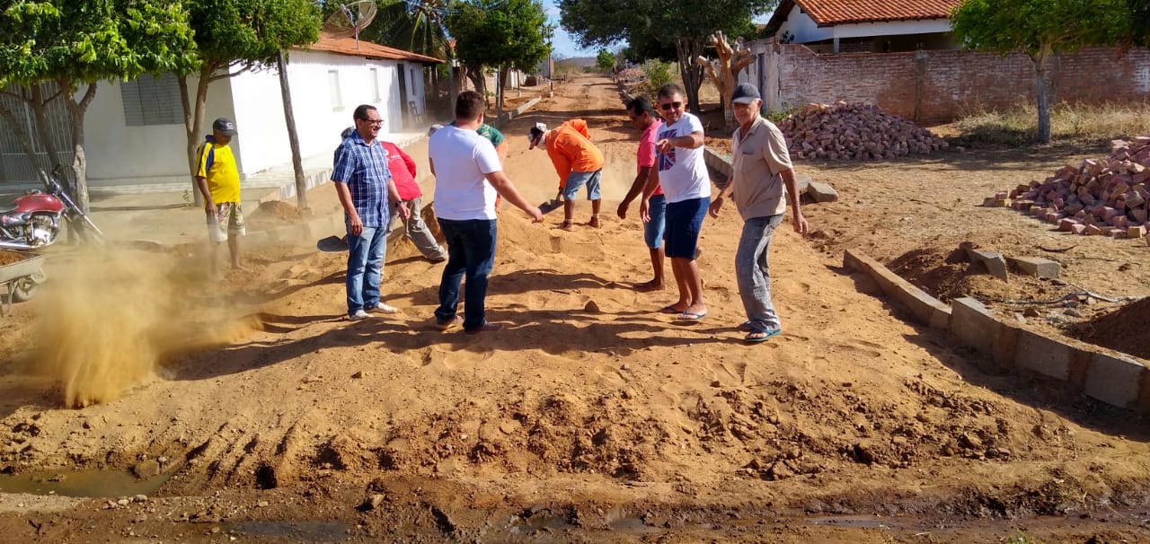 Prefeito dá início a mais uma obra de calçamento em Santo Inácio  - Imagem 23