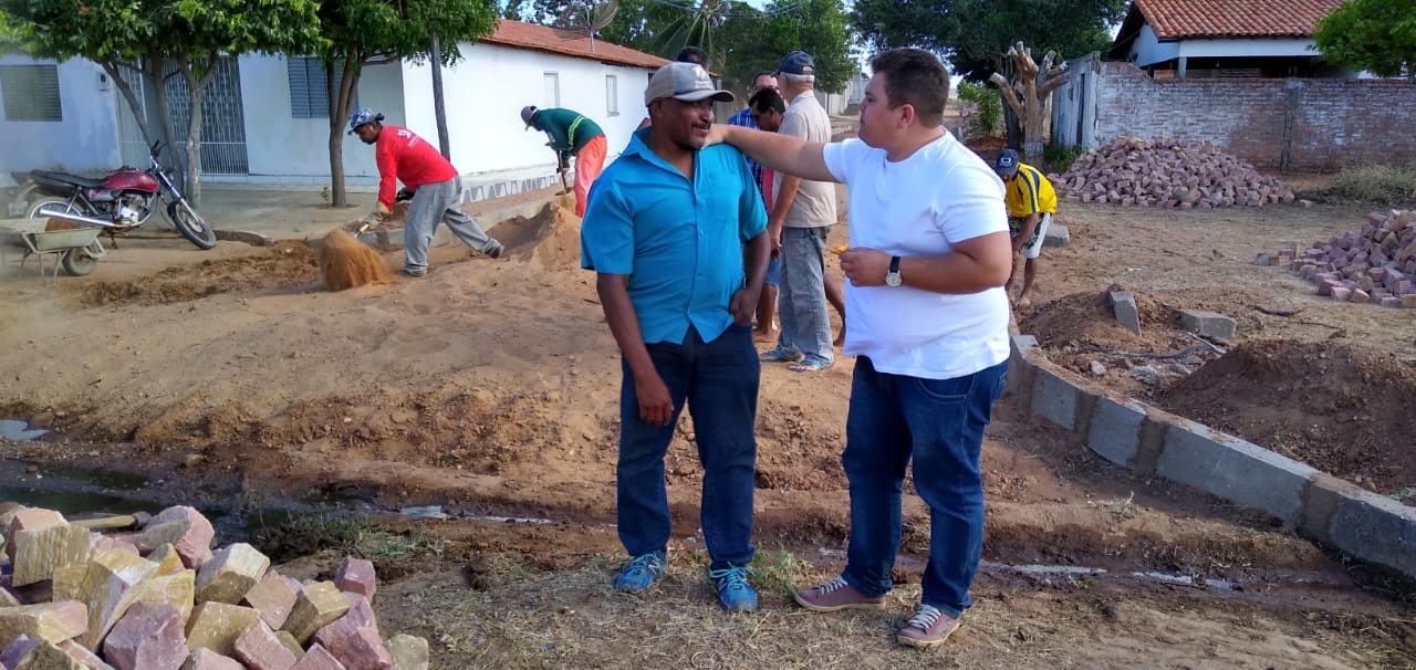 Prefeito dá início a mais uma obra de calçamento em Santo Inácio  - Imagem 21