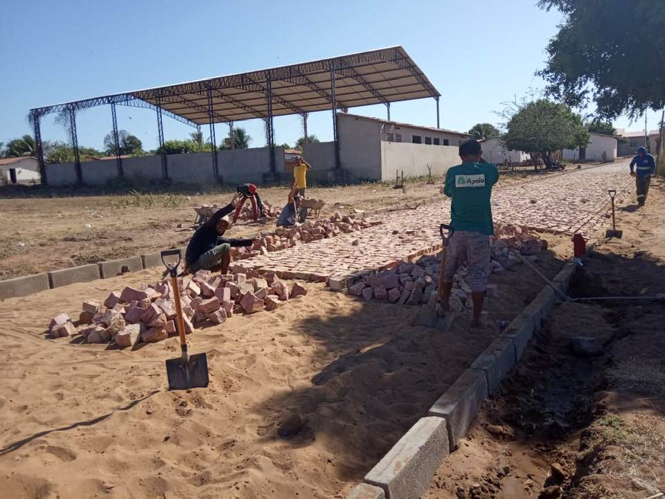 Prefeito dá início a mais uma obra de calçamento em Santo Inácio  - Imagem 6