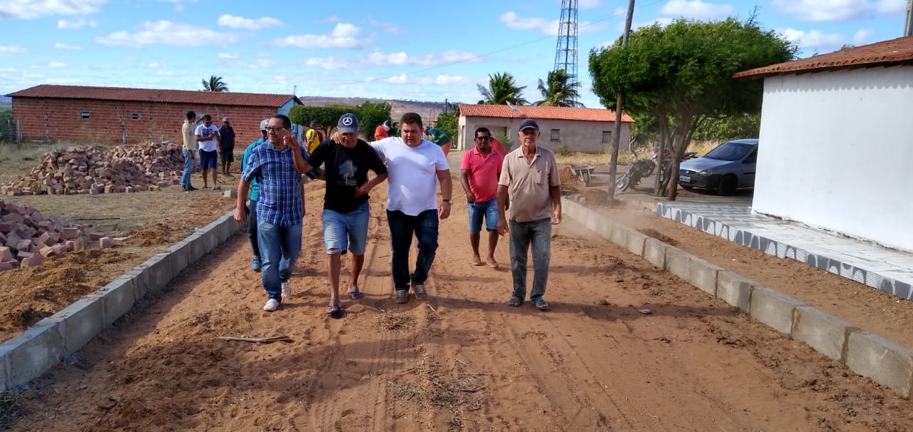 Prefeito dá início a mais uma obra de calçamento em Santo Inácio  - Imagem 14