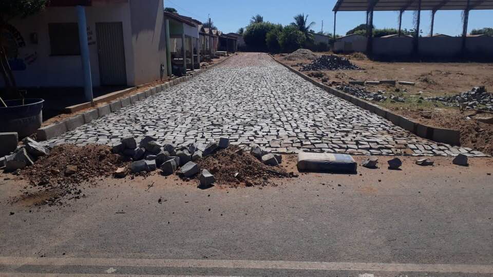 Prefeito dá início a mais uma obra de calçamento em Santo Inácio  - Imagem 5