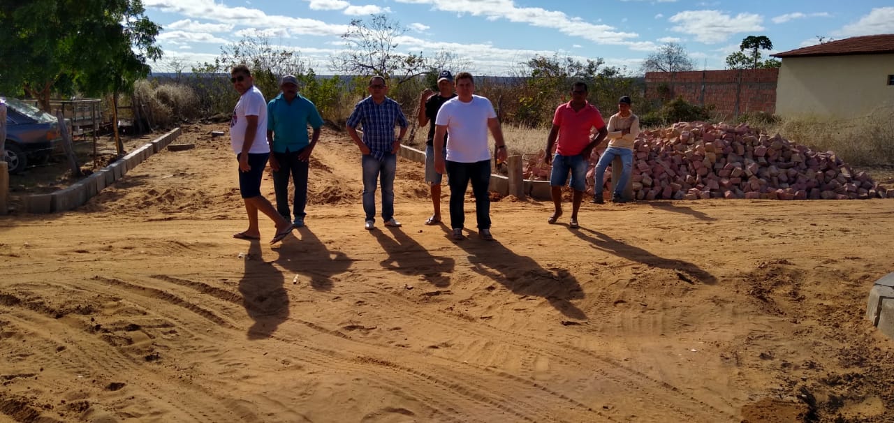 Prefeito dá início a mais uma obra de calçamento em Santo Inácio  - Imagem 10