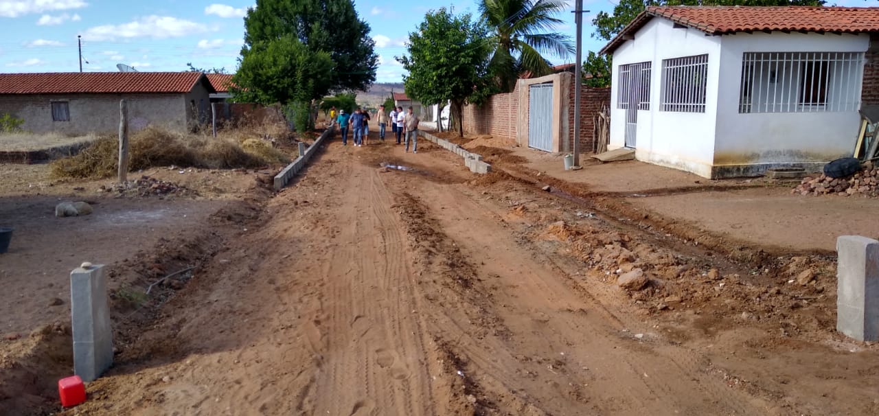 Prefeito dá início a mais uma obra de calçamento em Santo Inácio  - Imagem 13