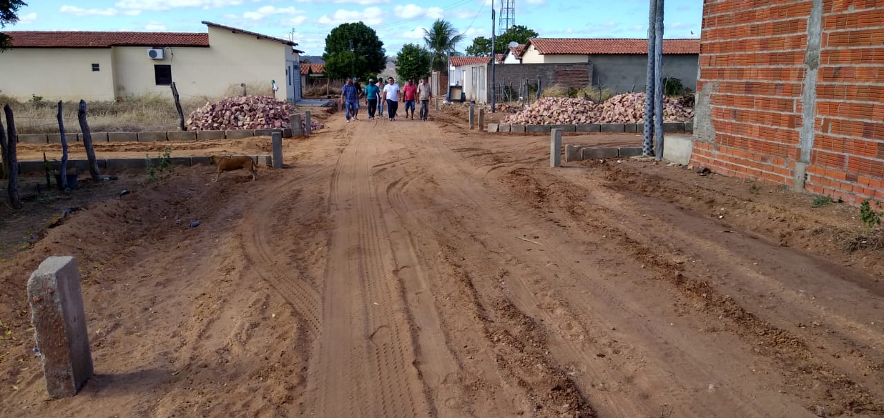Prefeito dá início a mais uma obra de calçamento em Santo Inácio  - Imagem 11