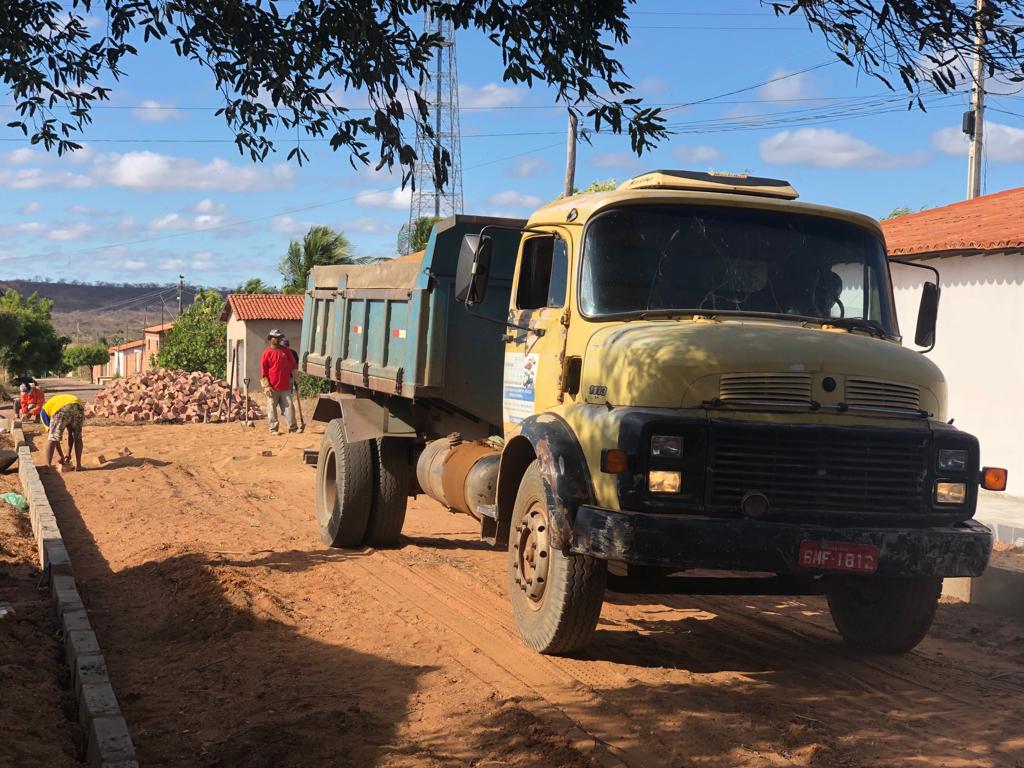 Prefeito dá início a mais uma obra de calçamento em Santo Inácio  - Imagem 8