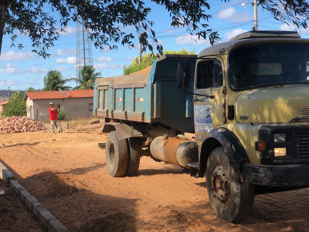 Prefeito dá início a mais uma obra de calçamento em Santo Inácio  - Imagem 7