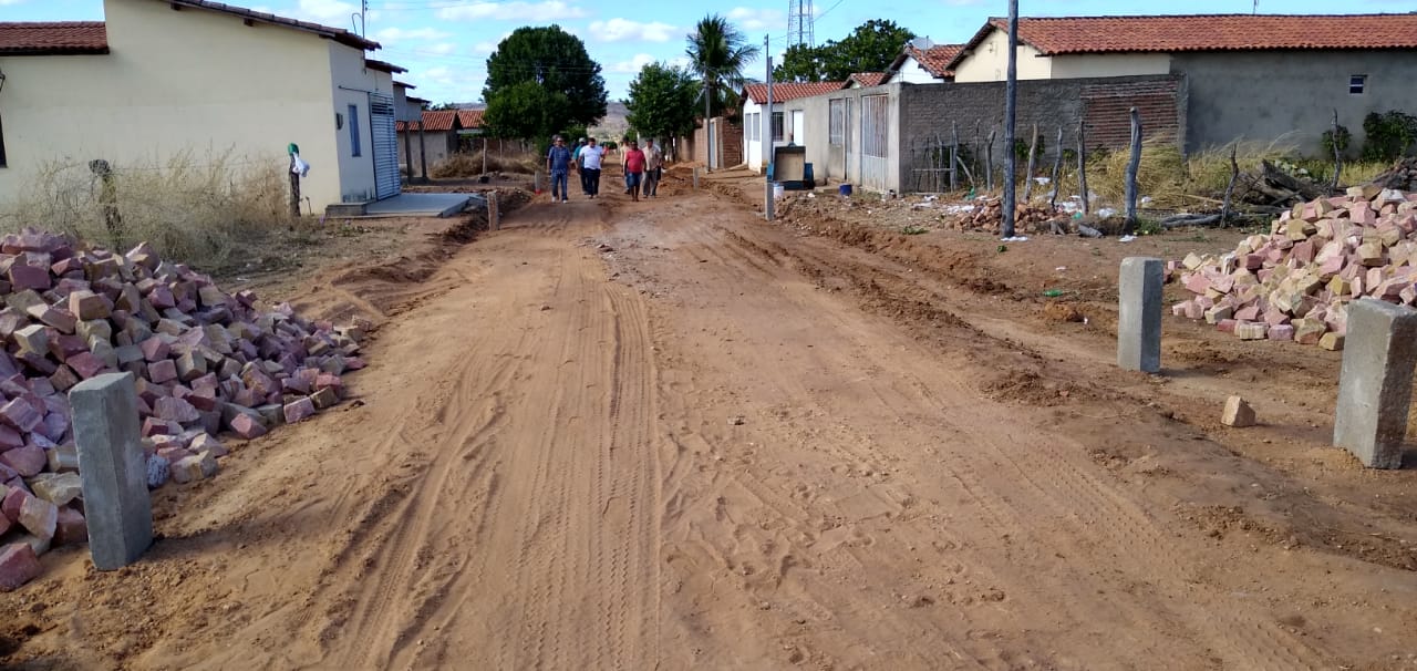 Prefeito dá início a mais uma obra de calçamento em Santo Inácio  - Imagem 12