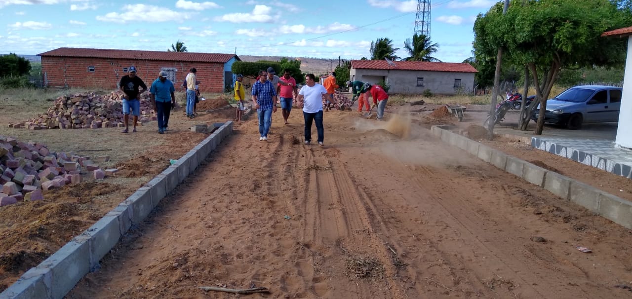 Prefeito dá início a mais uma obra de calçamento em Santo Inácio  - Imagem 16