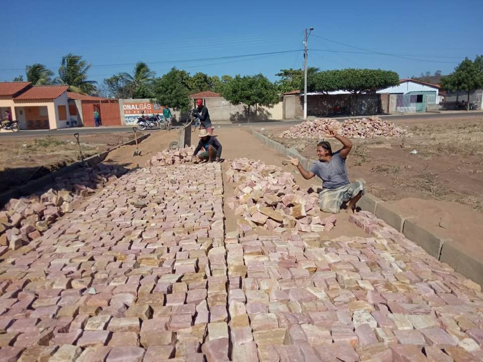 Prefeito dá início a mais uma obra de calçamento em Santo Inácio  - Imagem 3