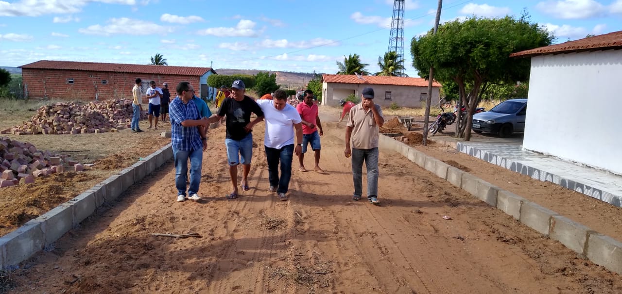 Prefeito dá início a mais uma obra de calçamento em Santo Inácio  - Imagem 15