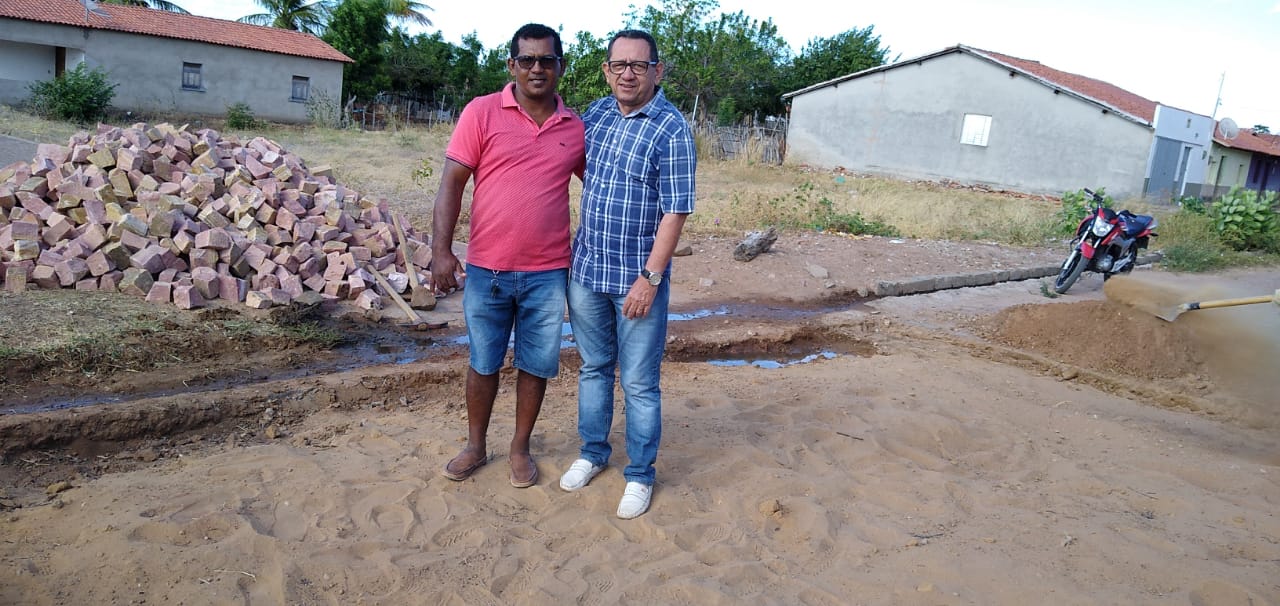 Prefeito dá início a mais uma obra de calçamento em Santo Inácio  - Imagem 17