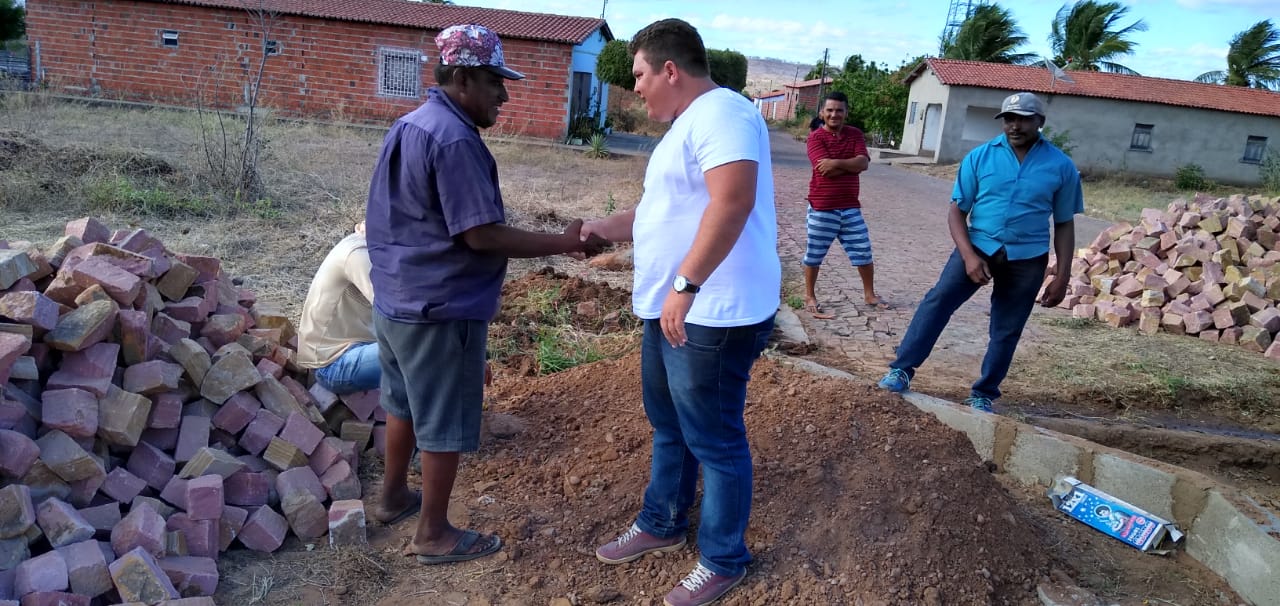 Prefeito dá início a mais uma obra de calçamento em Santo Inácio  - Imagem 19