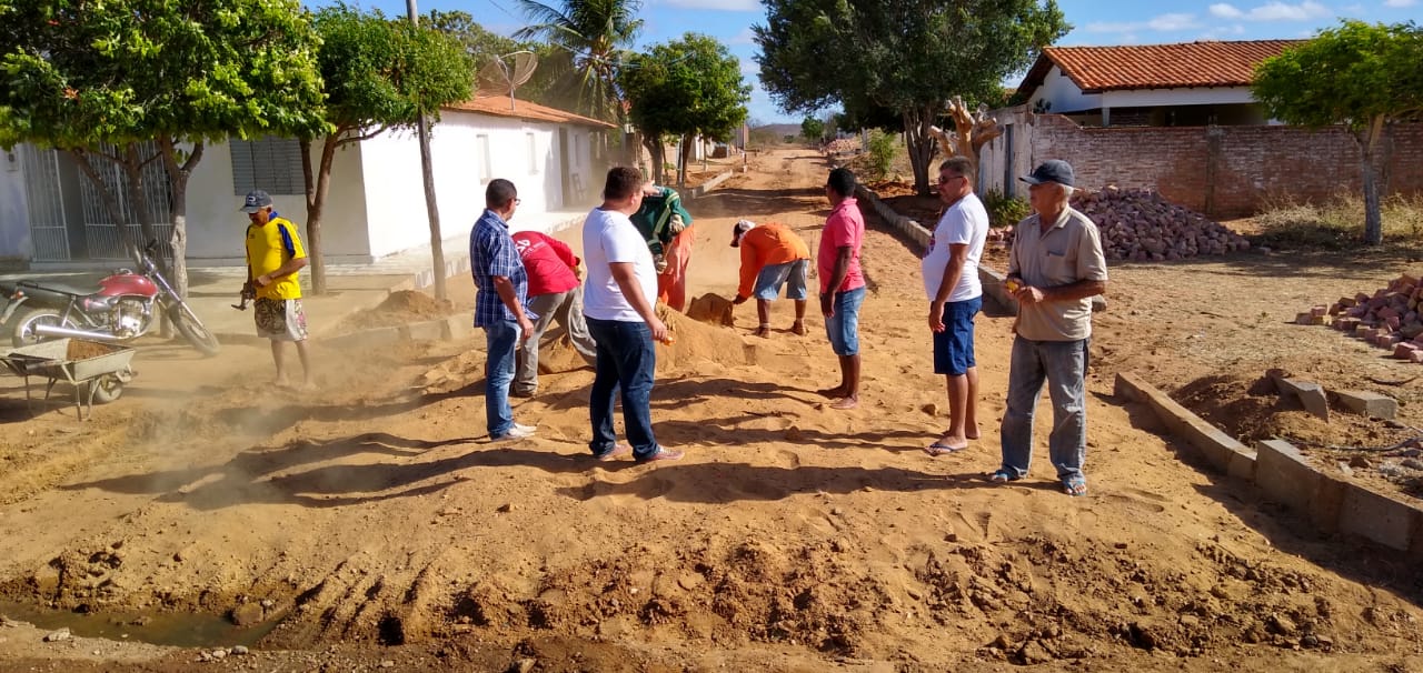 Prefeito dá início a mais uma obra de calçamento em Santo Inácio  - Imagem 24