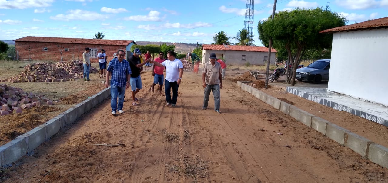 Prefeito dá início a mais uma obra de calçamento em Santo Inácio 