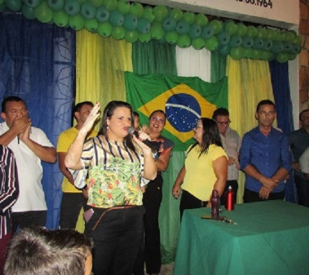 Desfile com escolas municipais prestigiada por multidão