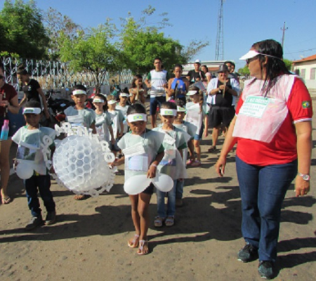 Desfile de 07 de setembro com alunos primários 