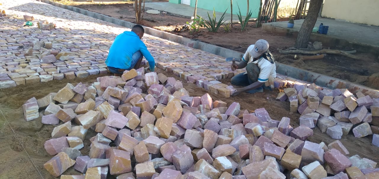 Mais uma obra de calçamento tem início em Santo Inácio  - Imagem 12