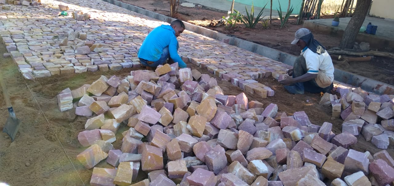 Mais uma obra de calçamento tem início em Santo Inácio  - Imagem 13