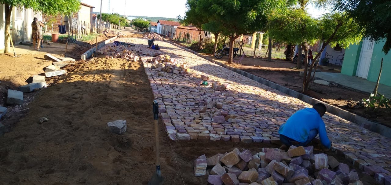 Mais uma obra de calçamento tem início em Santo Inácio 