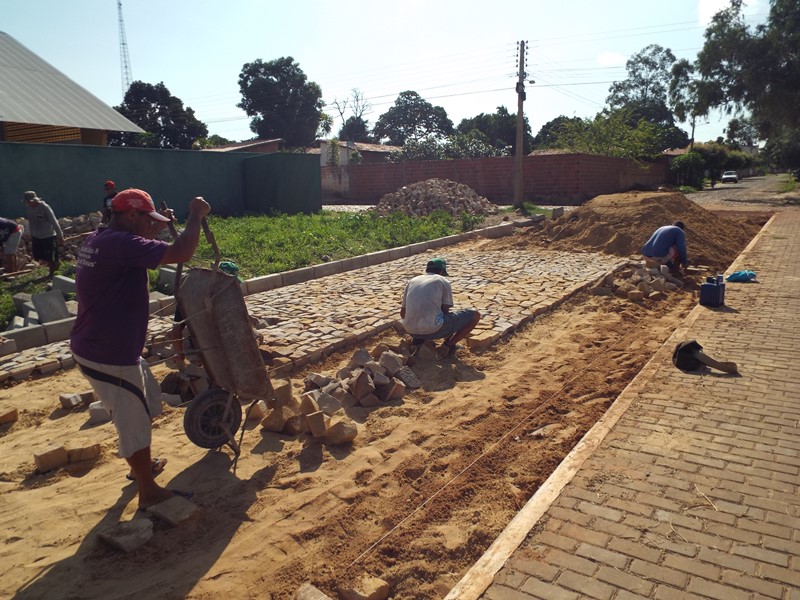 Prefeitura dá início a construção de calçamento na Rua Boa Vista - Imagem 9