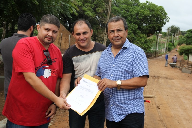 Prefeito de Água Branca assina ordem de serviço para construção de calçamento no bairro Angicos - Imagem 1