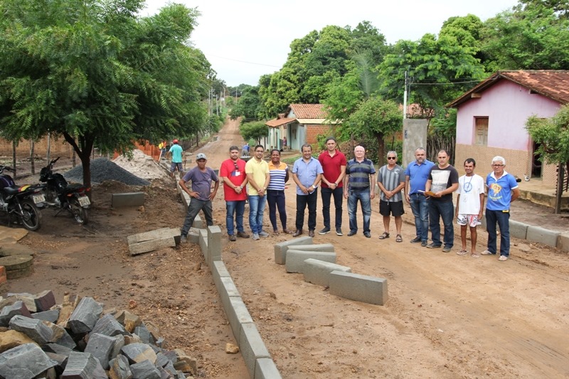 Prefeito de Água Branca assina ordem de serviço para construção de calçamento no bairro Angicos - Imagem 3