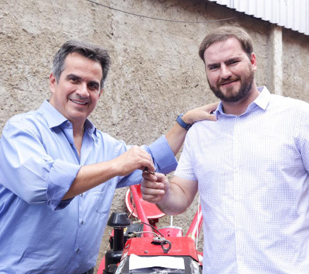 Ciro Nogueira entrega mini trator para PMU