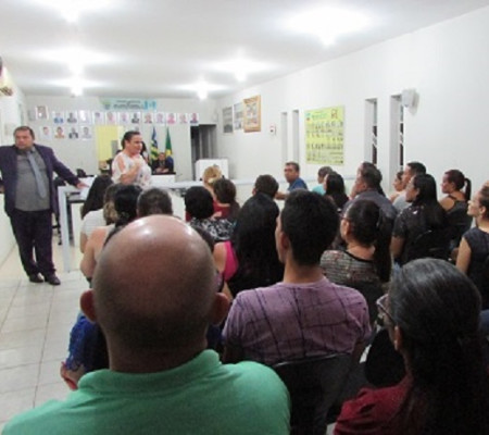 De novo sem quórum para aprovar LOA, população realiza protesto