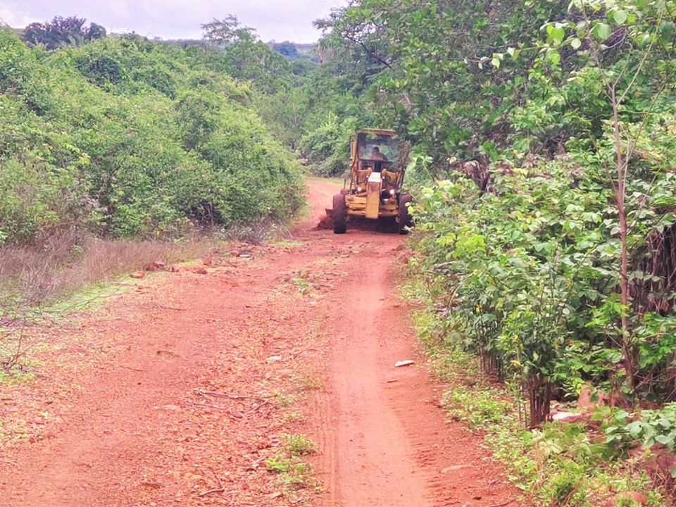 Prefeitura intensifica recuperação de estrada que liga comunidades rurais a PI 216 - Imagem 1