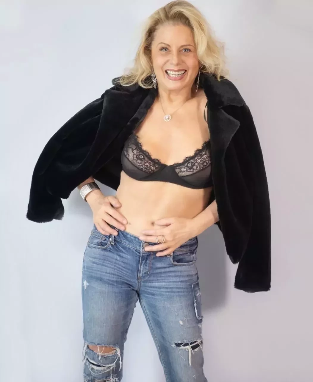 Aos 68 anos, Vera Fischer posa de lingerie e mostra barriga definida - imagem 28000