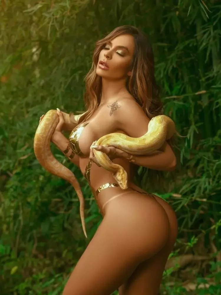 Após polêmicas com fotos sensuais, modelo evangélica posa com cobra - imagem 28253
