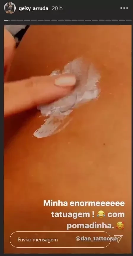 Sem calcinha, Geisy Arruda sobe camisola para mostrar tattoo no bumbum - imagem 28725