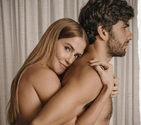 Deborah Secco posa nua ao lado do marido, Hugo Moura; fotos