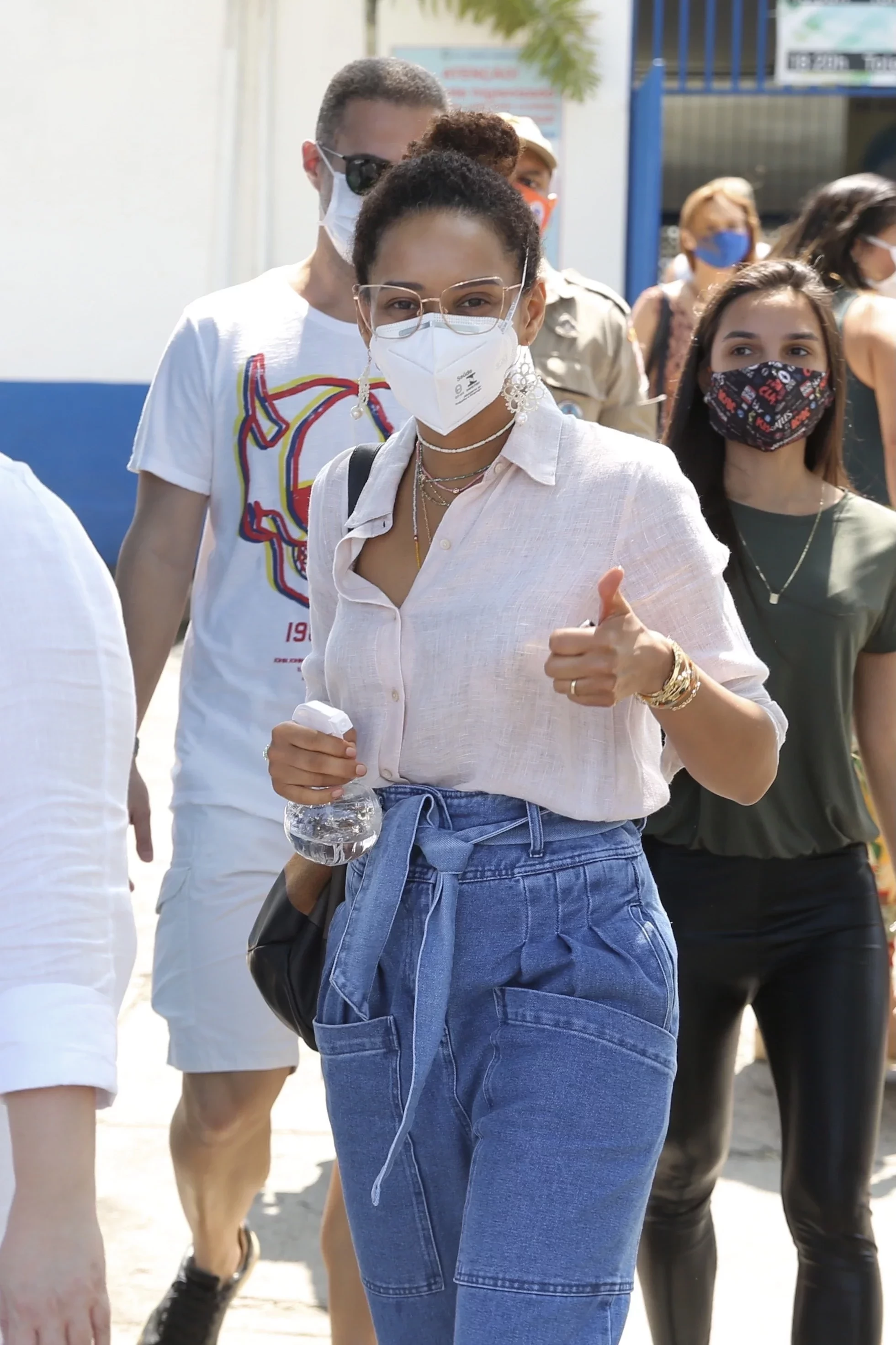 Famosos comparecem às urnas para votar neste domingo - imagem 29395