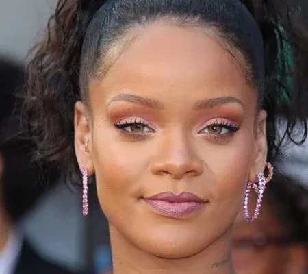 Conheça os famosos atingidos por ovos, absorvente e até animais mortos