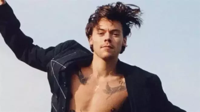 Conheça os famosos atingidos por ovos, absorvente e até animais mortos - imagem 29436