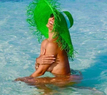 Juliana Paes posa de topless nas Ilhas Maldivas