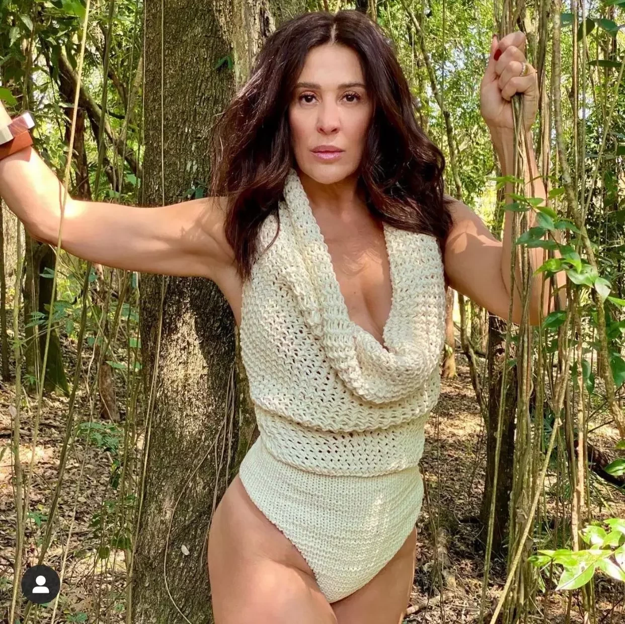 Claudia Raia posa de maiô cavado e brinca: 'Procurando meu Tarzan' - imagem 29797