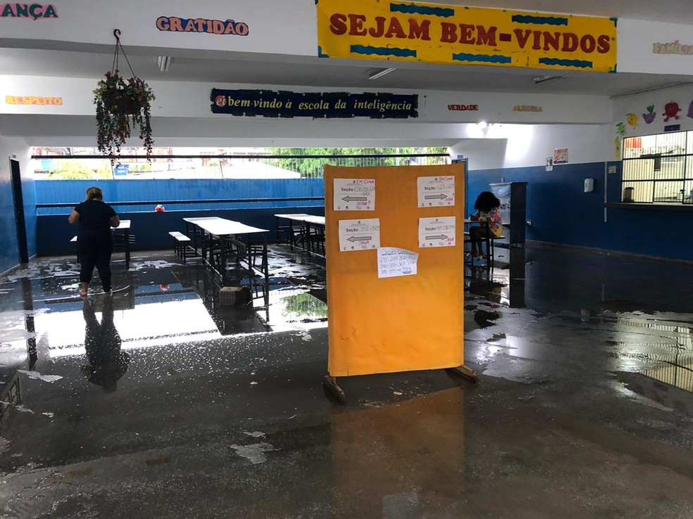 Chuva forte que caiu em Manaus atrasou votação na escola municipal Paulo Pinto Nery- Crédito: Matheus Castro G1