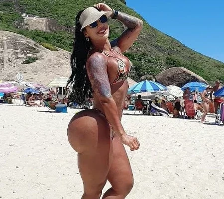 Modelo coleciona haters por querer ter o maior bumbum do Brasil; fotos