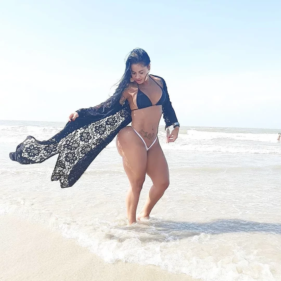 Modelo coleciona haters por querer ter o maior bumbum do Brasil; fotos - imagem 30573