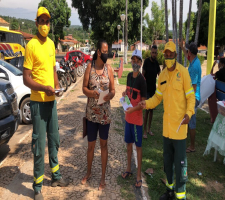 Brigadistas alertam população sobre crime em queimar lixo doméstico
